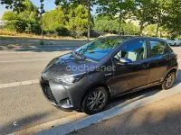 Usado Toyota Yaris Hybrid Active 100 CV (73 kW) 2017 Gris / plata Berlina
