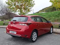 Usado Toyota Auris Active 116 CV (85 kW) 2015 Granate Berlina