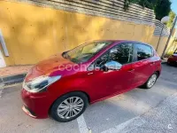 Usado Peugeot 208 Style 82 CV (60 kW) 2018 Granate Utilitario