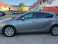 Usado Opel Astra Excellence 130 CV (95 kW) 2014 Gris / plata Berlina