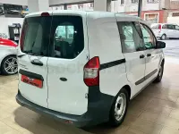 Usado Ford Tourneo Courier Trend 75 CV (55 kW) 2015 Blanco Monovolumen