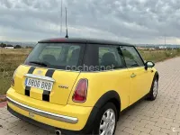 Usado Mini Cooper 115 CV (84 kW) 2001 Amarillo Utilitario