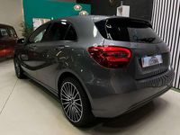 Usado Mercedes A180 109 CV (80 kW) 2015 Gris Utilitario
