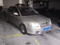 Usado Toyota Avensis Sol 129 CV (94 kW) 2005 Beige Berlina