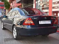 Usado Mercedes C180 Elegance 143 CV (105 kW) 2005 Azul Berlina