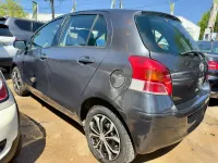 Usado Toyota Yaris 101 CV (74 kW) 2009 Gris Utilitario