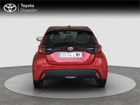 Usado Toyota Yaris Hybrid Active 116 CV (85 kW) 2022 Rojo Monovolumen
