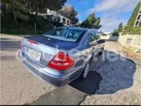 Usado Mercedes E240 Avantgarde 170 CV (125 kW) 2003 Azul Berlina