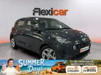 Usado Hyundai i10 67 CV (49 kW) 2023 Gris Utilitario