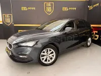 Usado Seat Leon Style 150 CV (110 kW) 2022 Gris / plata Familiar