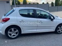 Usado Peugeot 207 Allure 92 CV (67 kW) 2011 Blanco Berlina