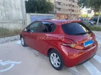 Usado Peugeot 208 Active 82 CV (60 kW) 2015 Granate Utilitario