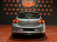 Usado Opel Astra Business 110 CV (80 kW) 2013 Gris / plata Familiar