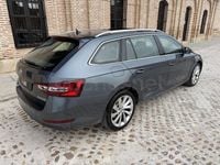 Usado Skoda Superb Style 150 CV (110 kW) 2017 Gris / plata Familiar