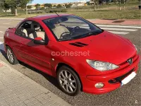 Usado Peugeot 206 CC 110 CV (80 kW) 2005 Rojo Descapotable