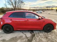 Usado Kia Rio 84 CV (61 kW) 2020 Rojo Berlina