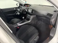 Usado Peugeot 308 Allure 130 CV (95 kW) 2015 Blanco Berlina