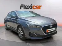Usado Hyundai i30 120 CV (88 kW) 2021 Gris Berlina