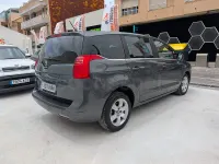 Usado Peugeot 5008 Active 115 CV (84 kW) 2013 Gris / plata Monovolumen