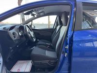 Usado Toyota Yaris Active 111 CV (81 kW) 2018 Azul Utilitario