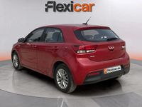 Usado Kia Rio 84 CV (61 kW) 2022 Rojo Berlina