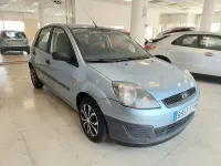 Usado Ford Fiesta Ghia 80 CV (58 kW) 2006 Azul Utilitario