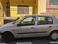 Usado Renault Clio II 60 CV (44 kW) 1998 Gris / plata Berlina
