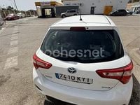Używany Toyota Yaris Hybrid Active 100 KM (73 kW) 2019 Biały Sedan/Limuzyna