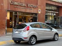 Usado Ford Fiesta Trend 100 CV (73 kW) 2016 Gris / plata Berlina