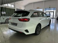 Begagnad Kia Ceed 120 HK (88 kW) 2022 Vit Halvkombi
