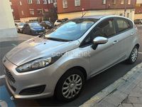 Usado Ford Fiesta Trend 82 CV (60 kW) 2013 Gris / plata Berlina