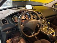 Usado Peugeot 5008 Allure 115 CV (84 kW) 2013 Blanco Monovolumen