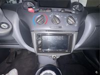 Usado Toyota Yaris Sol 86 CV (63 kW) 2000 Rojo Berlina