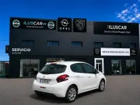 Usado Peugeot 208 Active 82 CV (60 kW) 2019 Blanco Utilitario