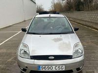Usado Ford Fiesta Trend 68 CV (50 kW) 2004 Gris Utilitario