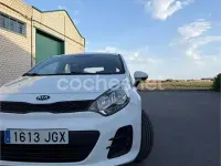 Usado Kia Rio 84 CV (61 kW) 2015 Blanco Berlina