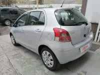 Usado Toyota Yaris Active 99 CV (72 kW) 2011 Gris / plata Utilitario