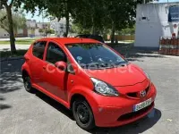 Usado Toyota Aygo 68 CV (50 kW) 2006 Rojo Utilitario