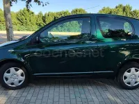 Usado Toyota Yaris Terra 68 CV (50 kW) 2002 Verde Berlina