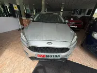 Usado Ford Focus Trend 125 CV (91 kW) 2017 Gris / plata Berlina