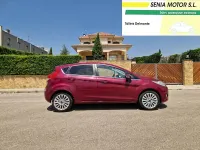 Usado Ford Fiesta Titanium 90 CV (66 kW) 2008 Granate Utilitario