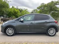 Usado Peugeot 208 Style 82 CV (60 kW) 2017 Verde Utilitario
