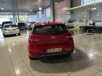 Usado Hyundai i30 110 CV (80 kW) 2021 Rojo Berlina