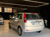 Usado Ford Fiesta Ghia 80 CV (58 kW) 2003 Gris / plata Utilitario