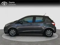 Usado Toyota Yaris Hybrid Active 100 CV (73 kW) 2017 Gris Monovolumen