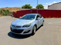 Usado Opel Astra Selective 115 CV (84 kW) 2014 Gris / plata Berlina