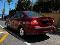 Usado Ford Focus Trend 100 CV (73 kW) 2005 Rojo Berlina