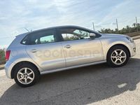 Usado VW Polo Advance 75 CV (55 kW) 2014 Gris / plata Berlina