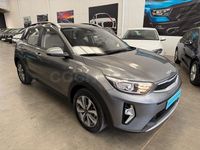 Usado Kia Stonic 100 CV (73 kW) 2025 Gris / plata SUV