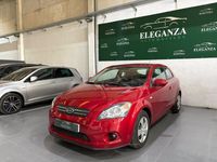 Usado Kia Ceed 90 CV (66 kW) 2010 Granate Utilitario